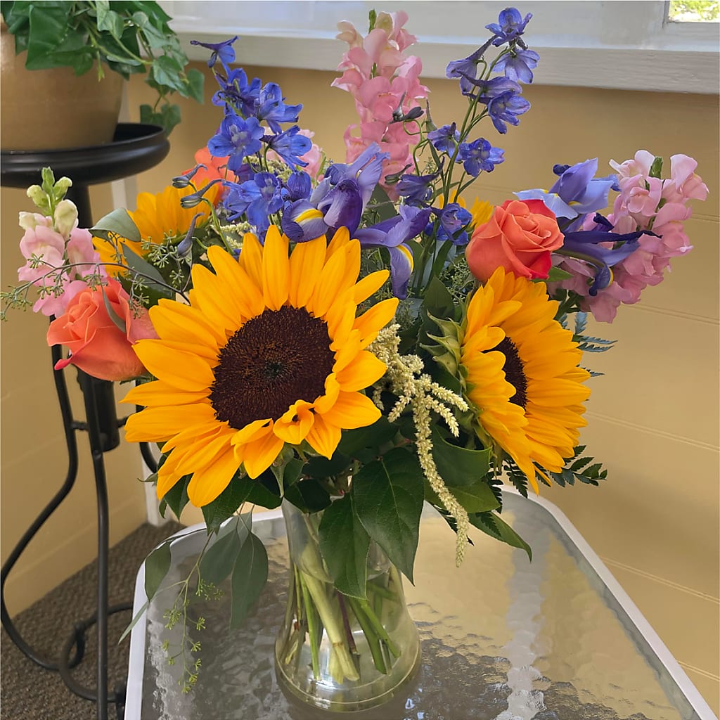 Rays of Life Bouquet –  Konbit Flowers Group Llc, Brooklyn NY